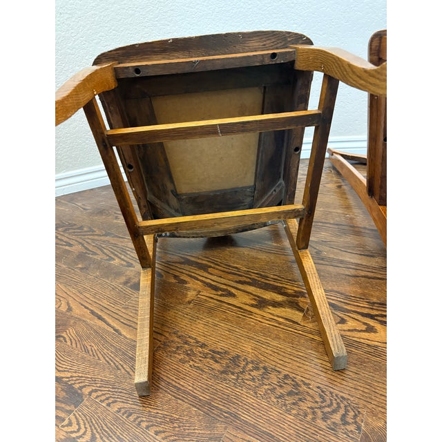 1910s Pair of Antique Arts & Crafts Mission Quarter-Sawn Tiger Oak Dining Chairs With Embossed Leather Seats For Sale - Image 5 of 11