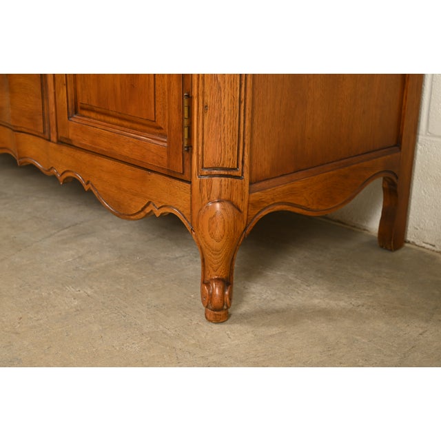 Thomasville French Provincial Louis XV Carved Walnut Sideboard Credenza, Circa 1970s For Sale - Image 12 of 16
