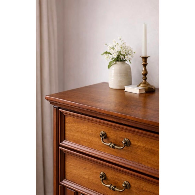 Traditional 1970s Traditional Revival Five-Drawer Chest in the Manner of Drexel – Warm Brown Mahogany Finish For Sale - Image 3 of 6