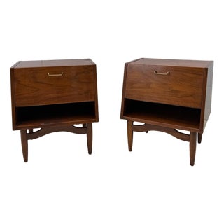 Mid 20th Century Pair of American of Martinsville “Dania” Walnut Drop-Down Mid Century Modern Nightstands For Sale