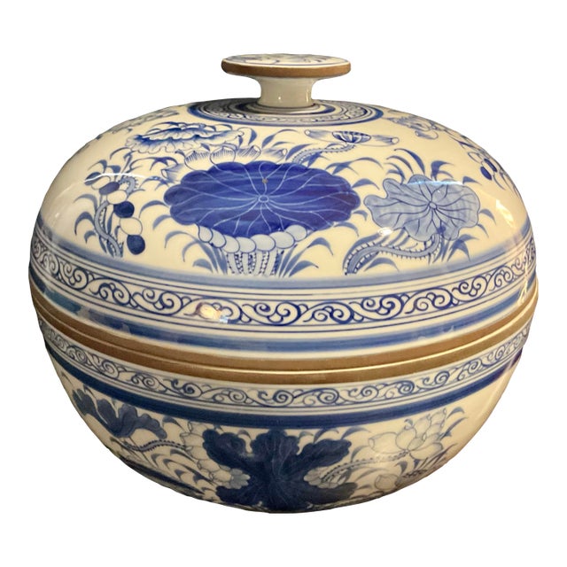 Vintage Chinese Blue and White Porcelaine Bowl With Lid For Sale