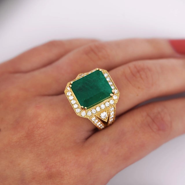 Green 10 Carat Colombian Emerald & Diamond Halo Split Shank in 18k Gold Statement Ring For Sale - Image 8 of 10
