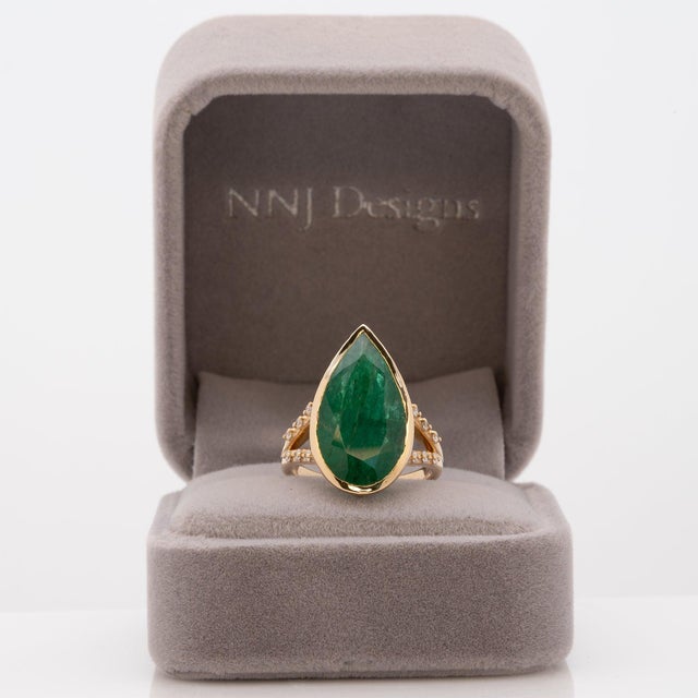 Modern 7.5Ct Zambian Emerald Ring With Earth-Mined Diamond Accents: 14k Gold, Size 6.75 For Sale - Image 3 of 9