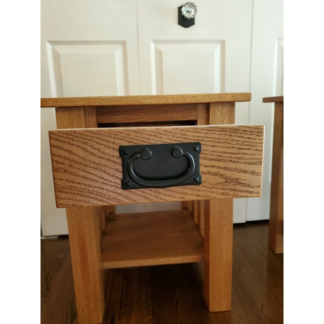 Bespoke Pair of Amish Mission Side Tables by Jonas Zook Jr. – Special Walnut Oak For Sale - Image 4 of 5