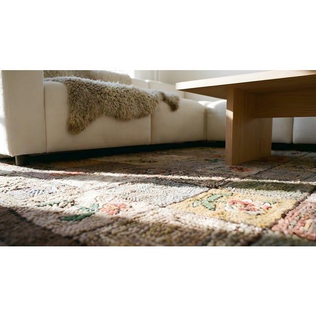 Fabuluos Gray Background With Inverted Flower Lines Checks Pattern Antique American Hooked Rug For Sale In New York - Image 6 of 8