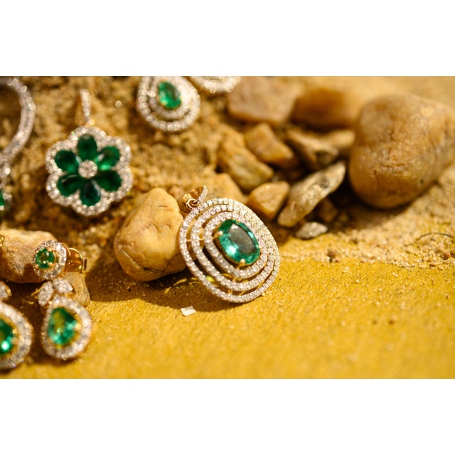 Timeless 18k Gold Pendant Featuring Emerald & Diamonds – Heirloom-Quality Design For Sale In New York - Image 6 of 10