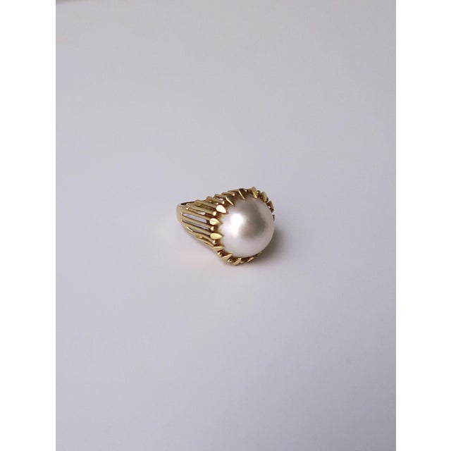 A beautiful and chic vintage mabé white pearl and 14kt yellow gold cocktail ring, in the Modern design style, '70s Modern...