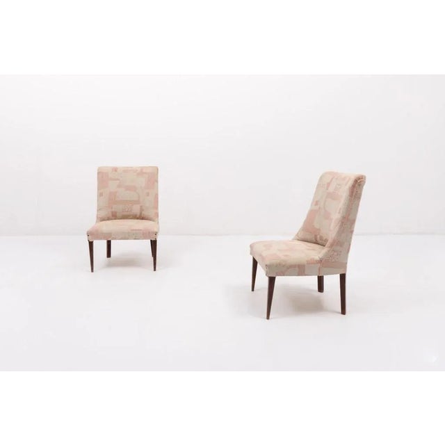 Elegant pair of Italian design side/boudoir chairs with original fabric seat upholstery, features varnished wood legs....
