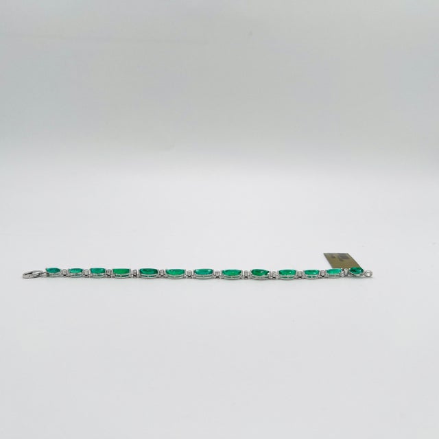 2020s Emerald Marquise and Round Diamond Bracelet in 18k White Gold For Sale - Image 5 of 6