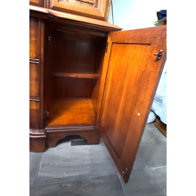 1990s 1990s National Mountain Airy Mahogany 2 Piece China Cabinet For Sale - Image 5 of 12