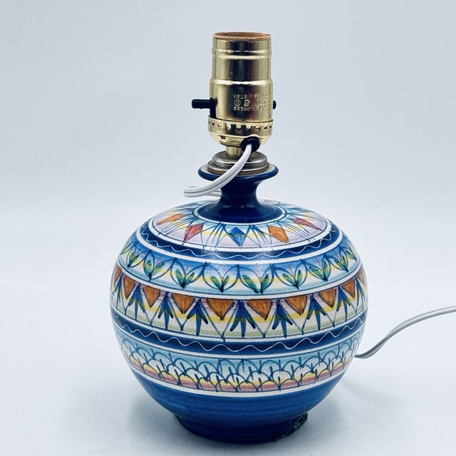 Mid-Century Modern Vintage ItalianMid-Century Modern Vietri Italy D’Amore Blue Geometric Ceramic Vase Table Lamp For Sale - Image 3 of 7