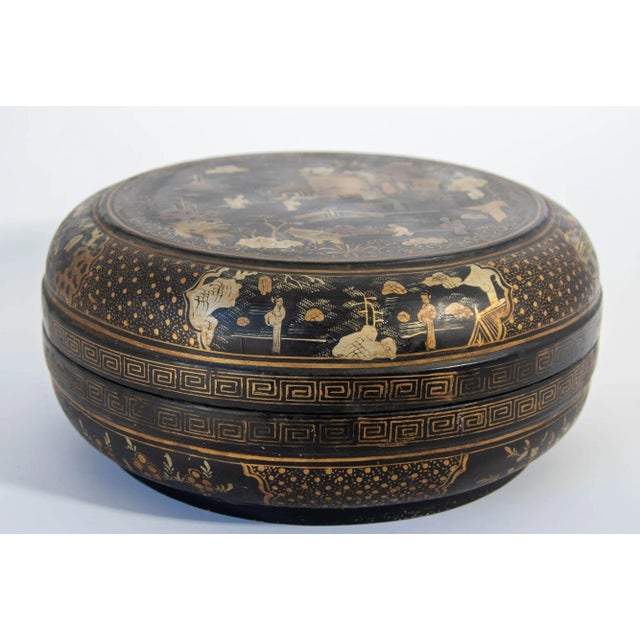 Large Chinese Export Round Black Lacquered Gilt Painted Covered Box 1950s For Sale In Palm Springs - Image 6 of 9