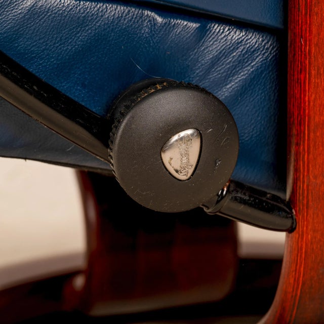 Ekornes Stressless Royal Recliner – Medium – Blue Leather With Wood Base - Made in Norway For Sale In Tampa - Image 6 of 11