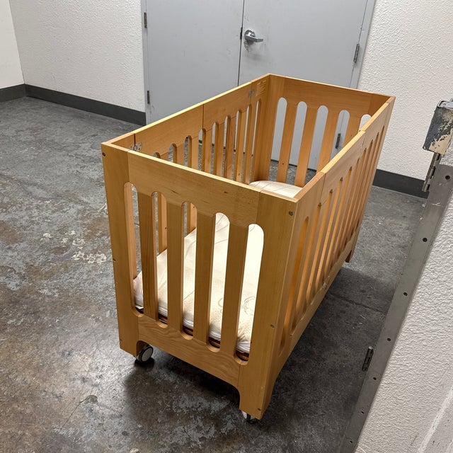 2020s Bloom Alma Papa Convertible Folding Crib For Sale - Image 5 of 12