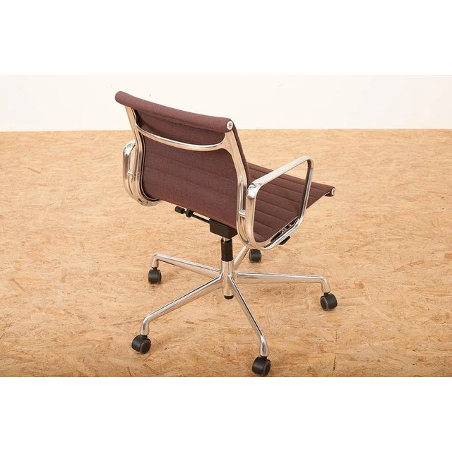 Vitra Alu Chair Ea-118 Frame Aluminum Chrome-Plated with Rollers by Ray and Charles Eames for Vitra, 1958 For Sale - Image 4 of 12