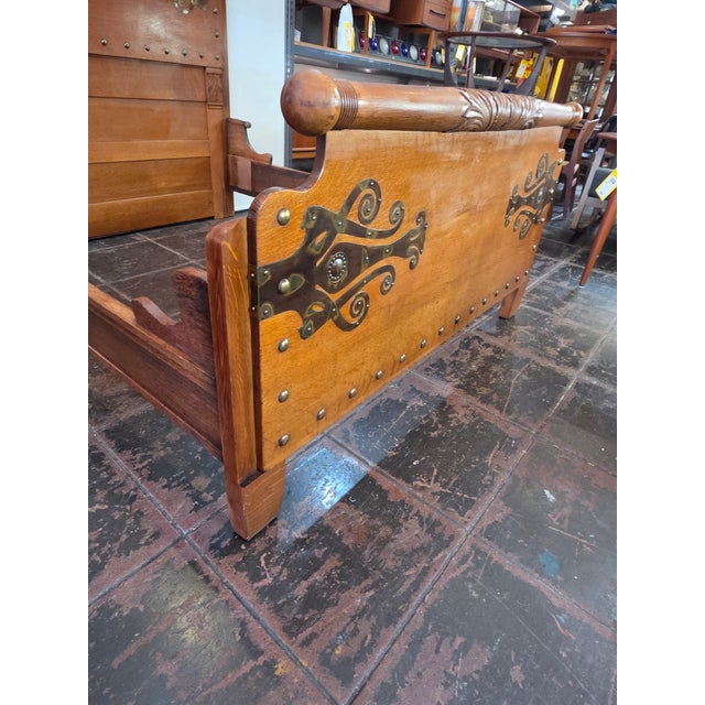 Antique 1880s Victorian Arts & Crafts Queen Golden Oak Hand Carved Original Art Nouveau Metalwork For Sale - Image 14 of 17
