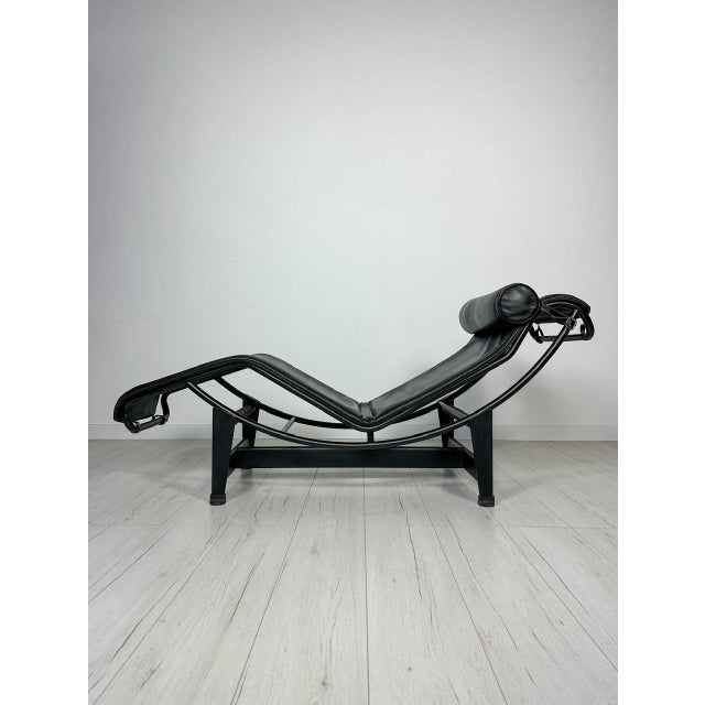 Iconic original ‘lc4’ chaise longue by cassina in the sought-after all black version with black leather upholstery and...