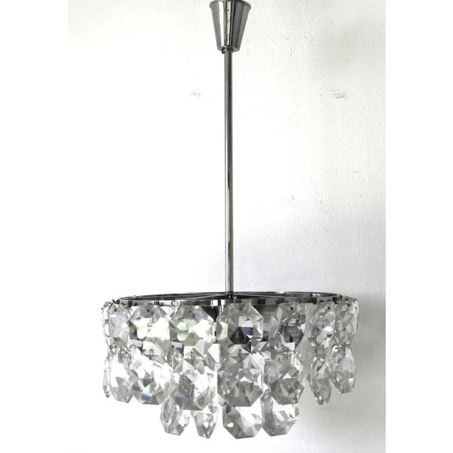 High-quality crystal chandelier from around 1960. 6x6 cm hand-cut crystal elements. Very difficult. 7 sockets E14 This...