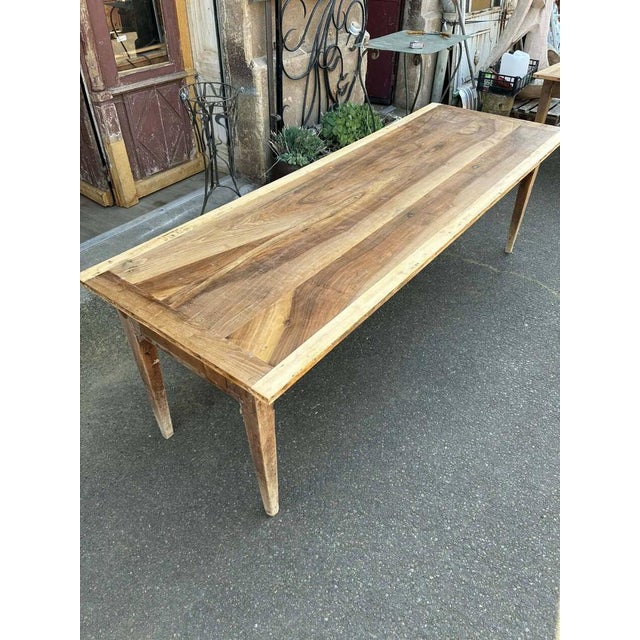 Stunning walnut dining table, perfectly sized for entertaining! Features a beautiful, characterful tabletop and a drawer...