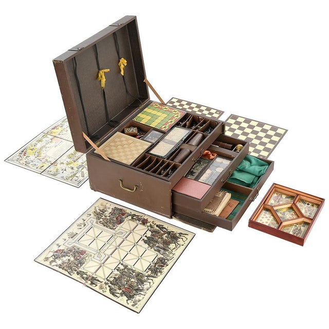 This sumptuous box set houses a precious collection of old French board games, a true celebration of traditional...