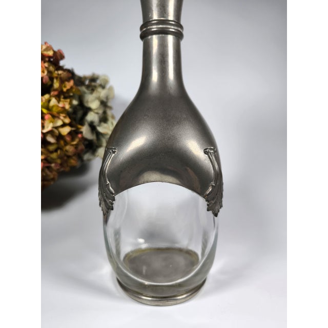 Magnificent Parisian decanter manufactured by Etains du Manoir with an Art Deco design, from the 1950s. Etains du Manoir...