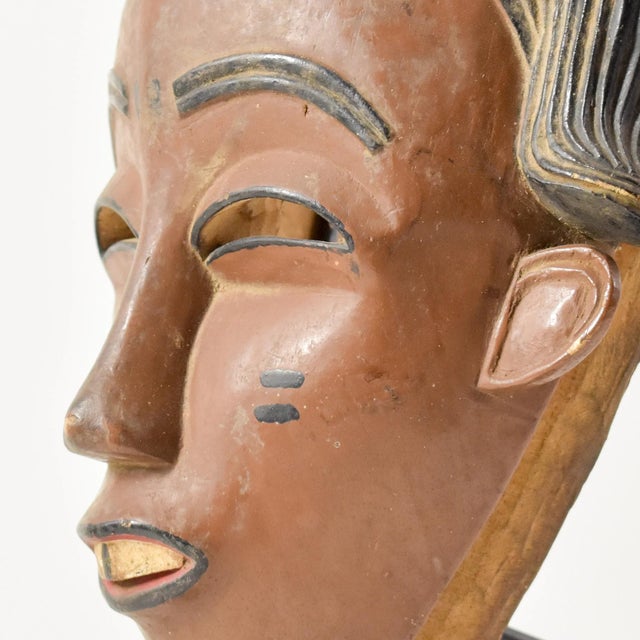 African Early 20th Century Guro Figural Portrait Mask on Custom Stand Côte d'Ivoire For Sale - Image 3 of 8