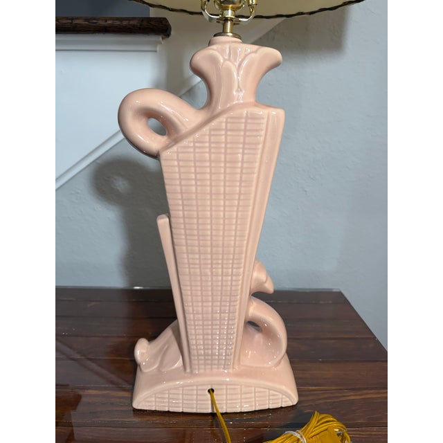 1950s Mid-Century Modern Pink and Gold Swirl Leaf Ceramic Table With Matching Original 2 Tiered Fiberglass Shade With Matching Gold Leave For Sale - Image 11 of 12