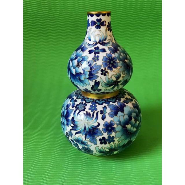Asian Vintage Cloisonné Enamel Double-Gourd Vase – Blue & White Floral Motif For Sale - Image 3 of 9