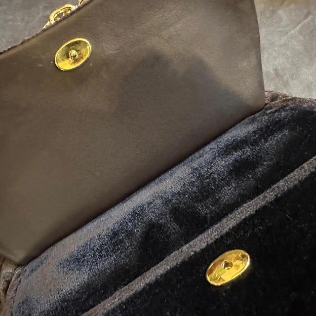 1970s Vintage Brown Velvet and Gilded Metal Italian Crossbody Bag For Sale - Image 12 of 14