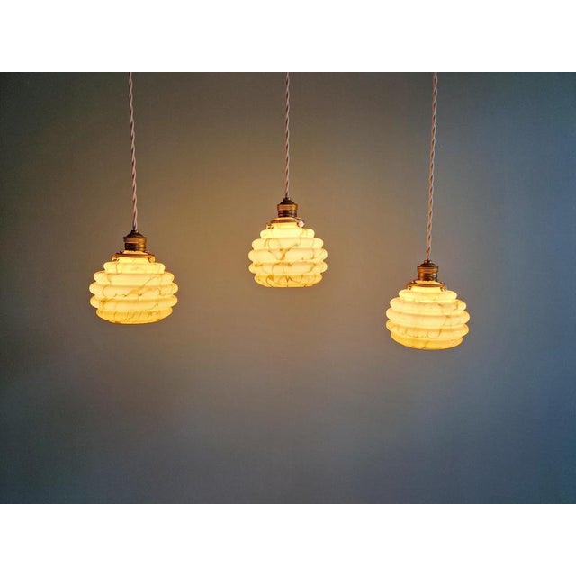 Art Deco Pendant Light in Marbled Opaline and Uranium Glass from Scailmont, Belgium, 1920s-1930s For Sale - Image 3 of 18