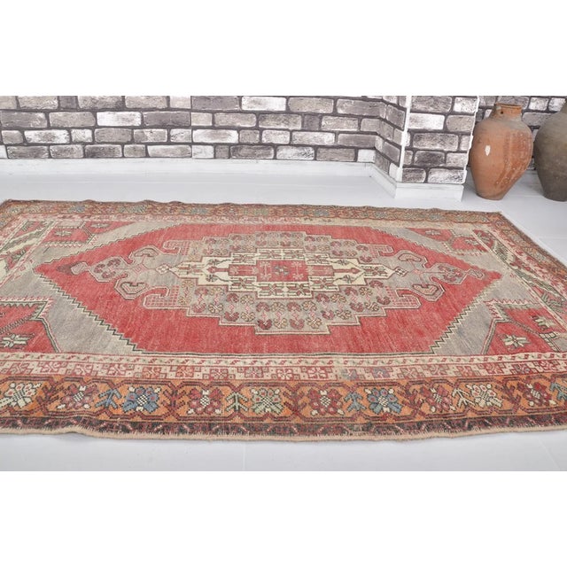 1950s Floral Anatolian Vintage Wool Rug For Sale - Image 5 of 10
