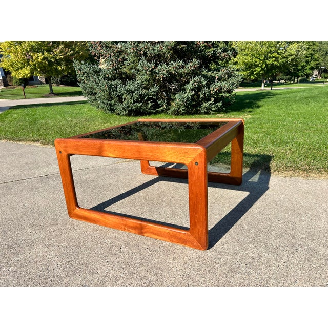 Vintage Danish Mid-Century Modern Teak Coffee Table by Komfort Mobel, Denmark – 1960s This exquisite Danish Mid-Century...