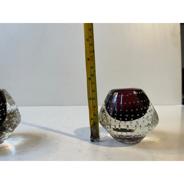 1960s Scandinavian Modern Purple Glass Candleholders attributed to Eystein Sandne for Magnor, 1960s, Set of 2 For Sale - Image 5 of 7