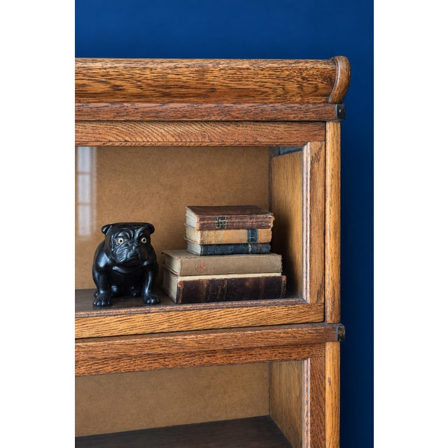 English Oak Sectional Barrister Bookcase in the style of Globe-Wernicke, 1910s For Sale - Image 11 of 12