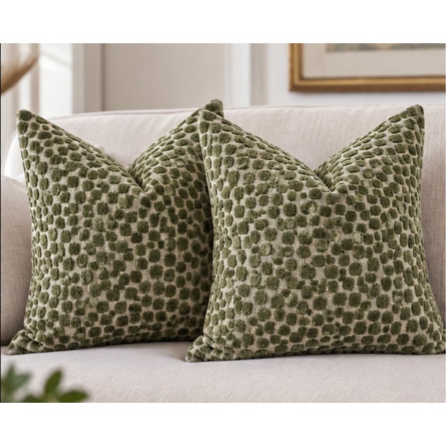 A beautiful pair of custom 22" pillows featuring Kravet Design’s Flurries in Forest by Thom Filicia. This luxurious...