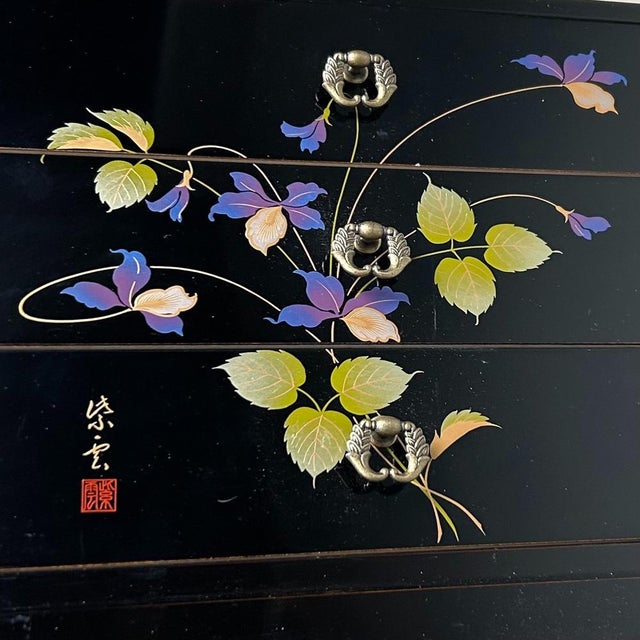 Small Japanese chest of drawers from the Shōwa period, decorated with an elegant floral motif. Dimensions: height 25 cm,...