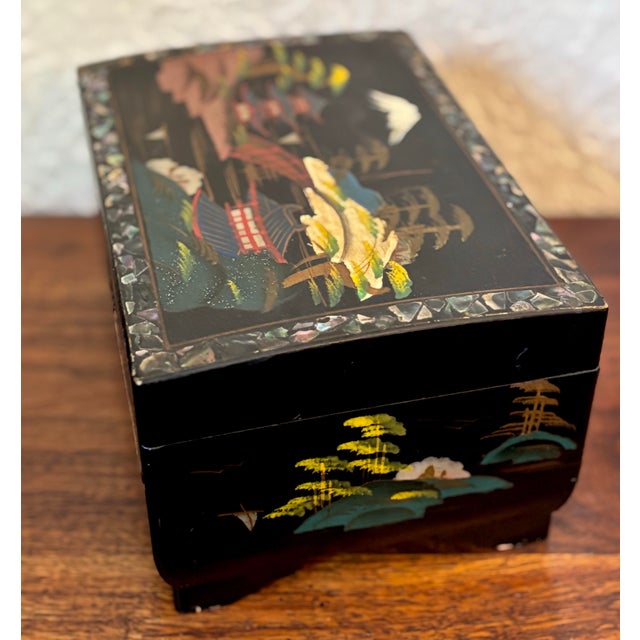 1970s Vintage Chinese Lacquered Jewelry Box With Mother of Pearl For Sale - Image 4 of 12