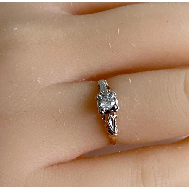 1930s Antique Art Deco Diamond 0.15 Carat 14 Karat White and Rose Gold Filigree Ring Size 6 For Sale - Image 5 of 6