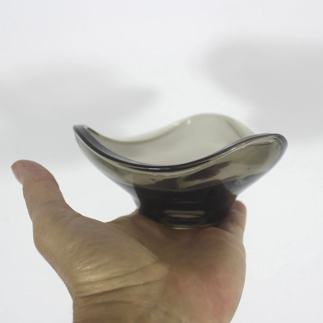Smoke Grey Curved Triangular Mid-Century Modern Dish Ząbkowice Glass Bowl Jan Sylwester Drost Design For Sale - Image 6 of 7