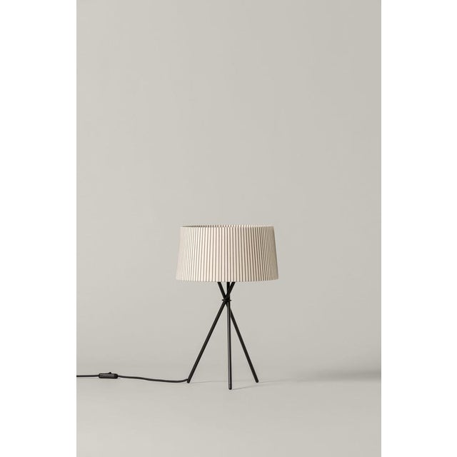 Diplomática trípode m3 table lamp by santa & cole dimensions: d 31 x h 50 cm materials: metal, diplomática stripe ribbon...