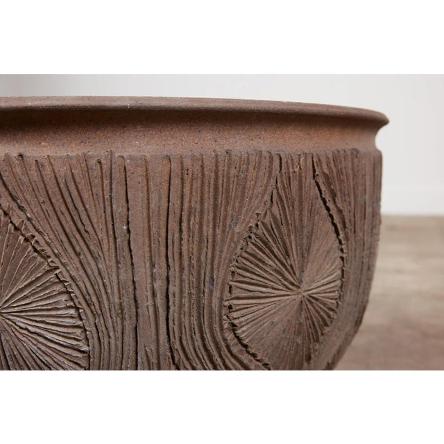 Mid-Century Modern David Cressey & Robert Maxwell for Earthgender “Teardrop Sunburst” Bowl Planter With Street Art For Sale - Image 3 of 7
