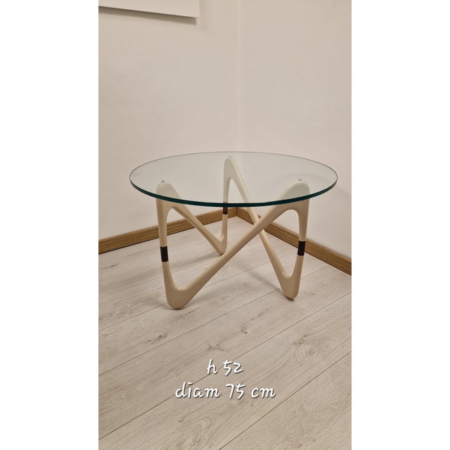 Coffee Table in White Lacquered Wood and Brass with Round Glass Top, 1950s, in Very Good conditions. Designed 1950 to 1959