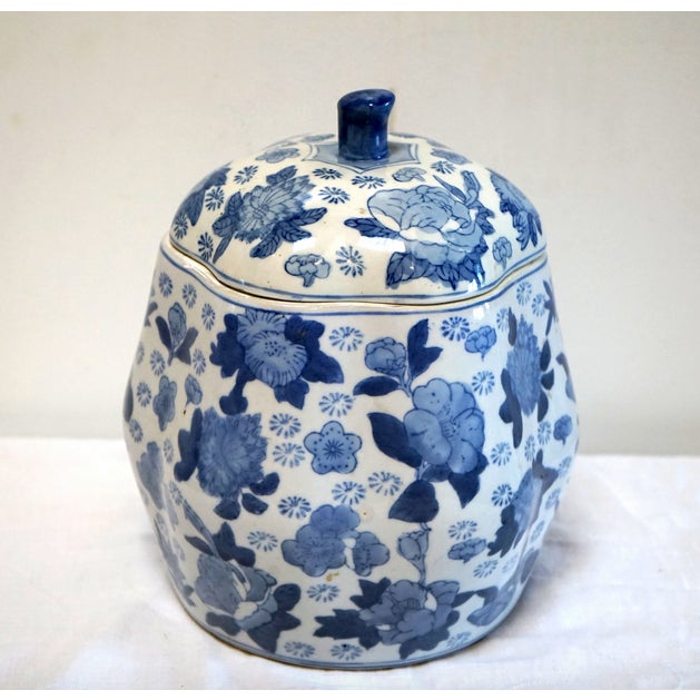 Mid 20th Century Chinese Blue and White Ceramic Hexagonal Gourd-Shaped Jar With Lid For Sale - Image 9 of 9