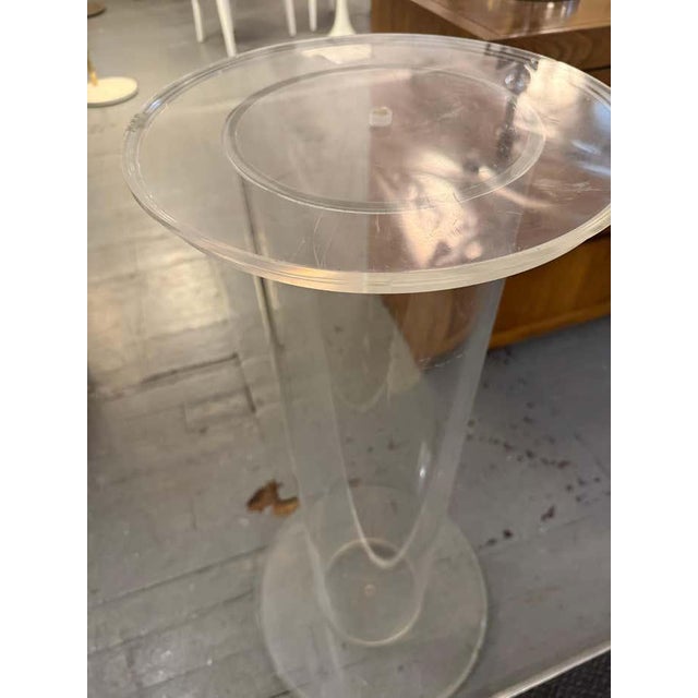 Charles Hollis Jones Midcentury Lucite Round Pedestal in the Style of Charles Hollis Jones For Sale - Image 4 of 5