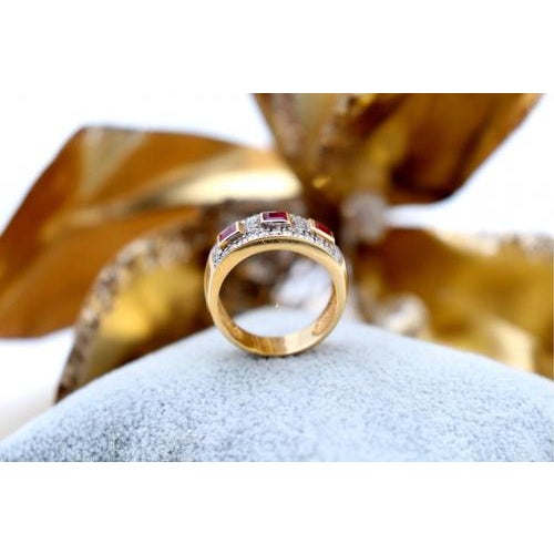 Gold ring with 8/8 brilliant cut diamonds (44) and three calibrated rubies. Metal: Gold. Origin: Portuguese. Brand: Veado....