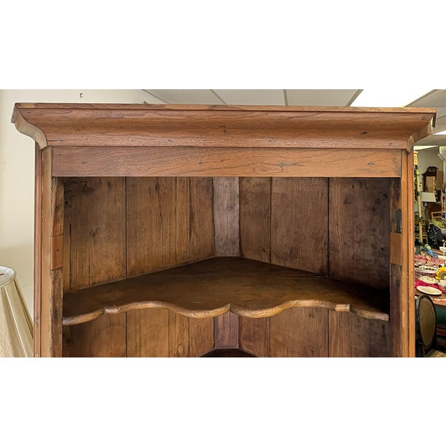 19th Century Rustic American Pine Corner Cupboard With Open Shaped Shelves Over Doors For Sale - Image 10 of 18