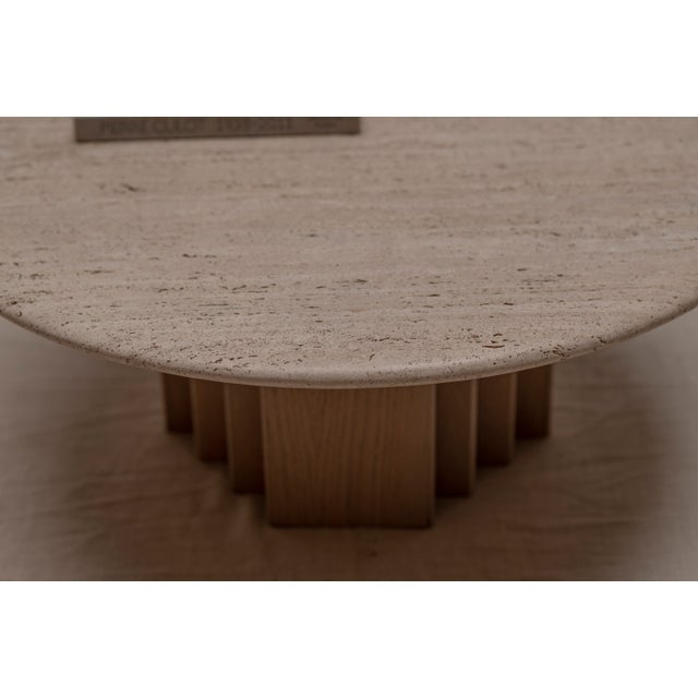 Elegant mid-century coffee table dating from the 1970s, combining the warmth of oak with the timeless sophistication of...