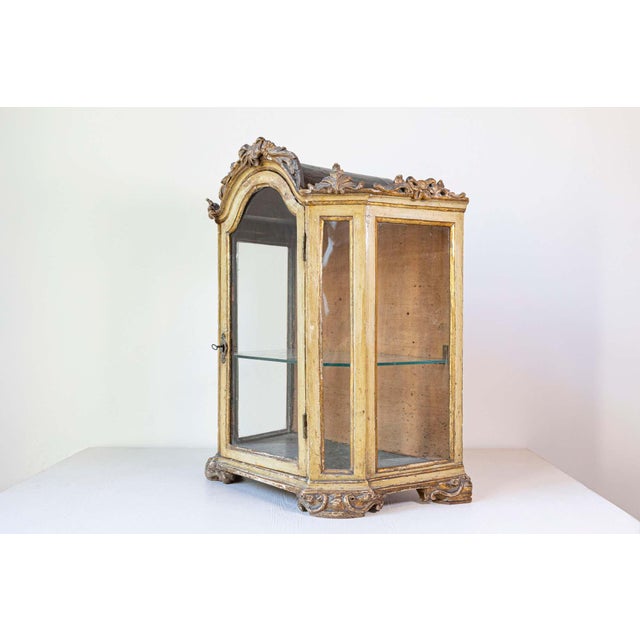 Rococo Petite 18th Century Venetian Painted Wood Rococo Vitrine with Carved Crest For Sale - Image 3 of 10