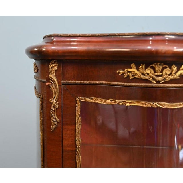 French Louis XV Revival Painted Display Cabinet, 1930 For Sale - Image 4 of 6