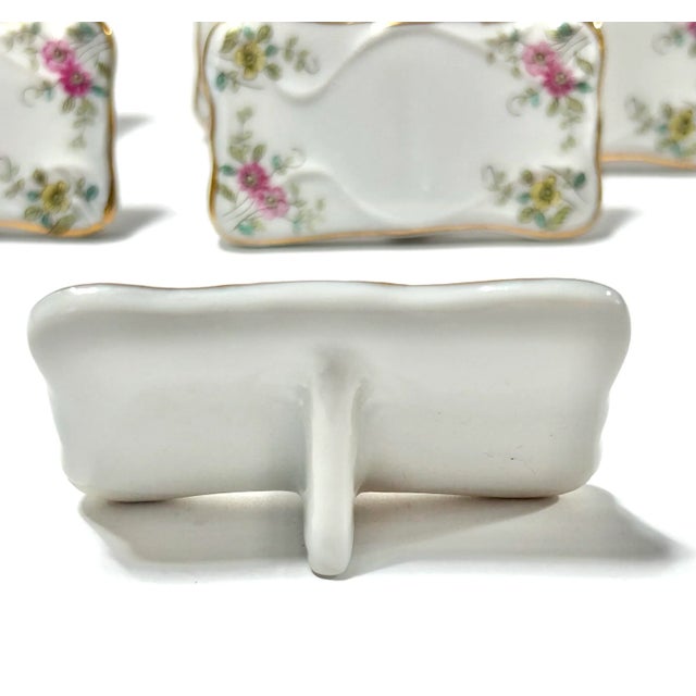 White 1960s Mann Porcelain Place Card Holders and Message Board – Tobacco Leaf Pattern – Set of 9 For Sale - Image 8 of 12